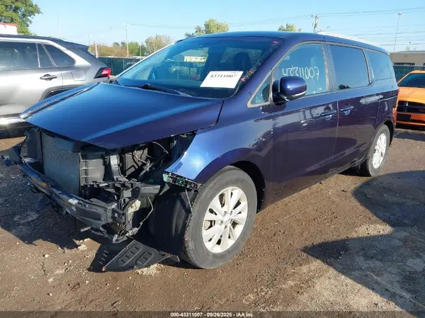 KNDMB5C10J6367945 2018 KIA SEDONA - Image 2