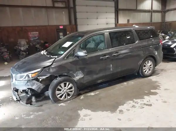 KNDMB5C10J6381313 2018 KIA SEDONA - Image 2