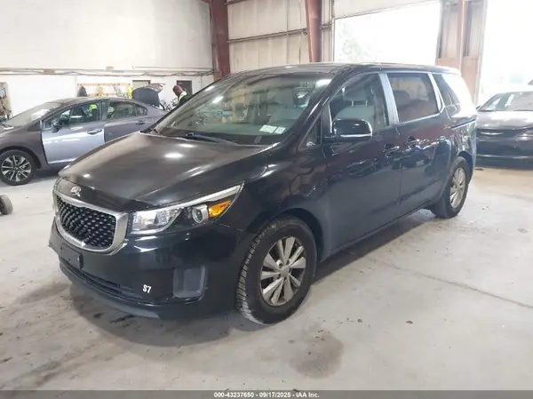 KNDMB5C10J6383126 2018 KIA SEDONA - Image 2