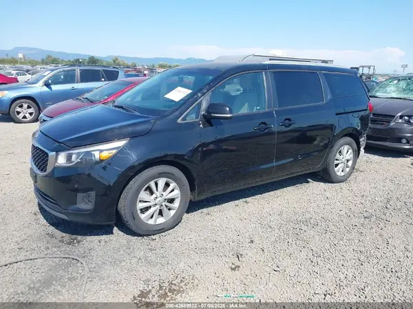 KNDMB5C10J6404511 2018 KIA SEDONA - Image 2