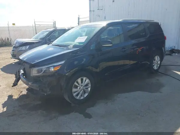 KNDMB5C10J6423849 2018 KIA SEDONA - Image 2