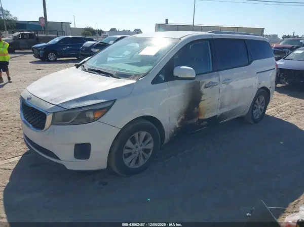 KNDMB5C11G6149473 2016 KIA SEDONA - Image 2