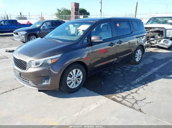 KNDMB5C11G6208652 2016 KIA SEDONA - Image 2