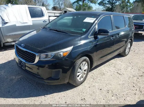 KNDMB5C11H6225906 2017 KIA SEDONA - Image 2
