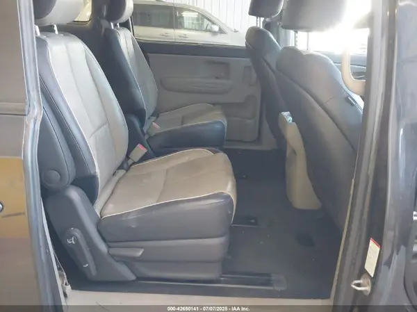KNDMB5C11H6244245 2017 KIA SEDONA - Image 8