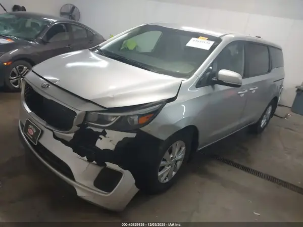 KNDMB5C11H6306730 2017 KIA SEDONA - Image 2