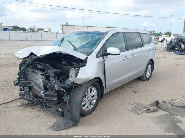 KNDMB5C11J6346098 2018 KIA SEDONA - Image 2