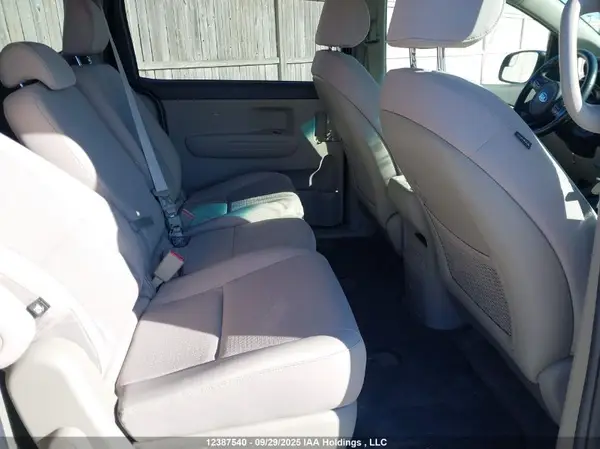 KNDMB5C11J6360776 2018 KIA SEDONA - Image 8