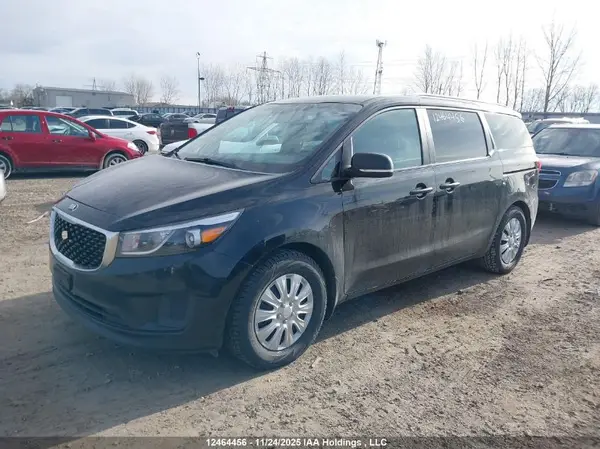 KNDMB5C11J6369915 2018 KIA SEDONA - Image 2