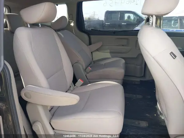 KNDMB5C11J6369915 2018 KIA SEDONA - Image 8