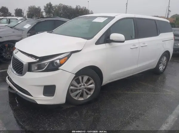 KNDMB5C11J6373107 2018 KIA SEDONA - Image 2