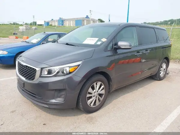 KNDMB5C11J6389131 2018 KIA SEDONA - Image 2