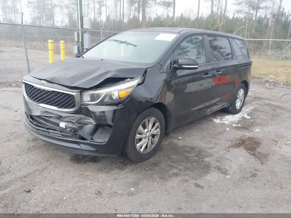 KNDMB5C11J6389971 2018 KIA SEDONA - Image 2