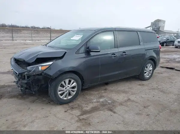 KNDMB5C11J6407692 2018 KIA SEDONA - Image 2
