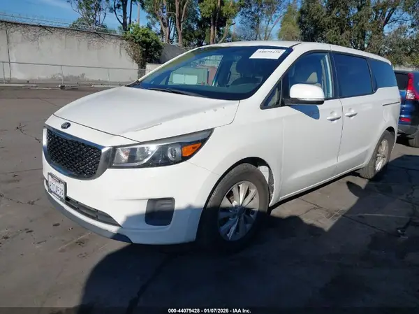 KNDMB5C12H6221055 2017 KIA SEDONA - Image 2