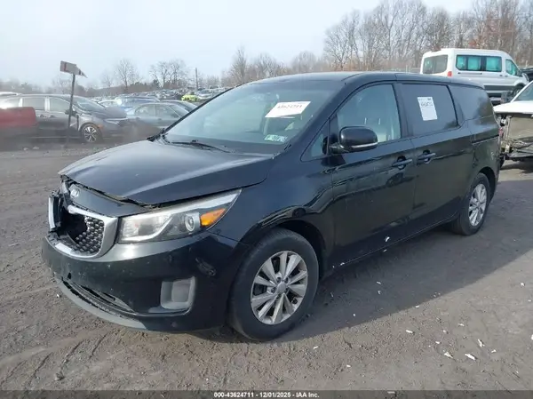 KNDMB5C12H6228457 2017 KIA SEDONA - Image 2