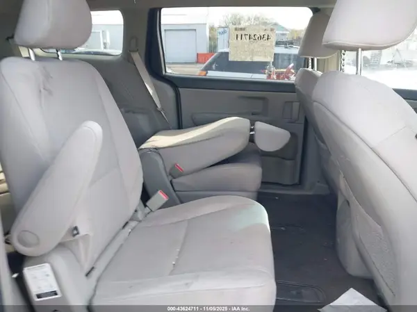KNDMB5C12H6228457 2017 KIA SEDONA - Image 8