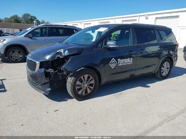 KNDMB5C12H6240561 2017 KIA SEDONA - Image 2