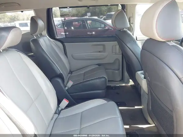 KNDMB5C12H6240561 2017 KIA SEDONA - Image 8