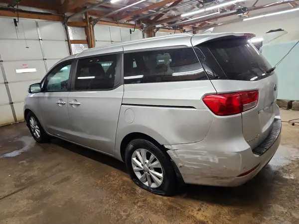 KNDMB5C12H6249597 2017 KIA SEDONA - Image 2