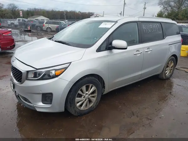 KNDMB5C12H6250068 2017 KIA SEDONA - Image 2