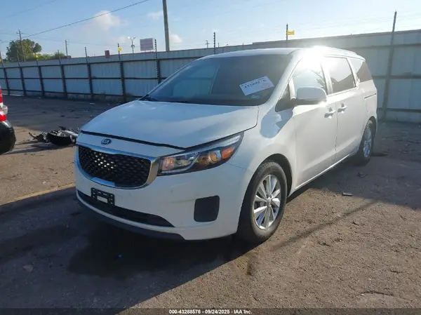 KNDMB5C12H6250166 2017 KIA SEDONA - Image 2
