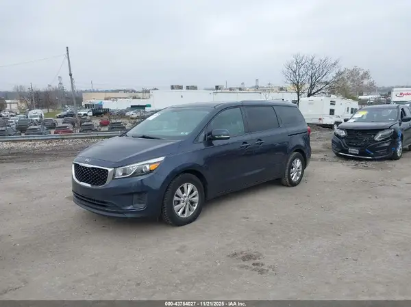 KNDMB5C12H6254881 2017 KIA SEDONA - Image 2