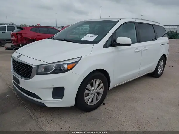 KNDMB5C12H6255206 2017 KIA SEDONA - Image 2