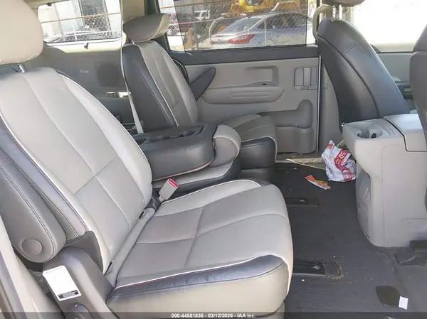 KNDMB5C12H6305313 2017 KIA SEDONA - Image 8