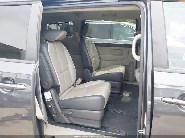 KNDMB5C12H6308244 2017 KIA SEDONA - Image 8