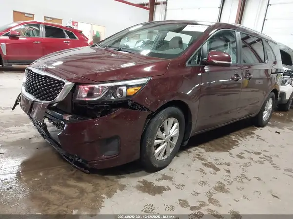 KNDMB5C12H6319096 2017 KIA SEDONA - Image 2