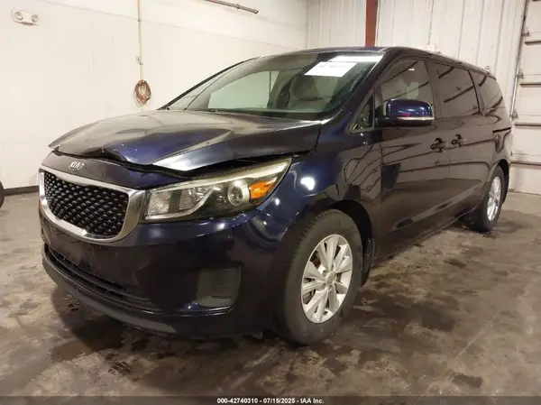 KNDMB5C12J6351777 2018 KIA SEDONA - Image 2
