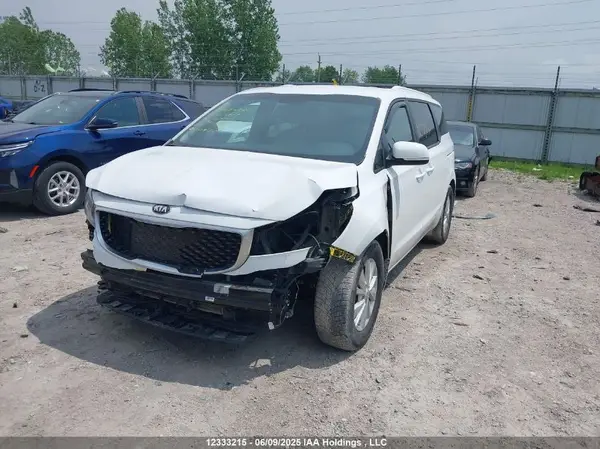 KNDMB5C12J6356798 2018 KIA SEDONA - Image 2