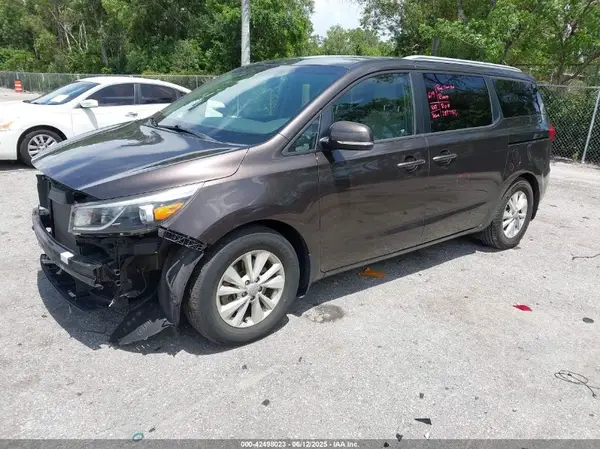 KNDMB5C12J6363430 2018 KIA SEDONA - Image 2