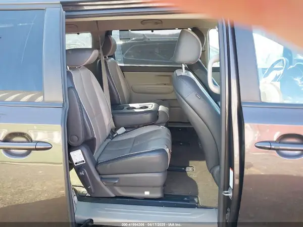 KNDMB5C12J6372631 2018 KIA SEDONA - Image 8