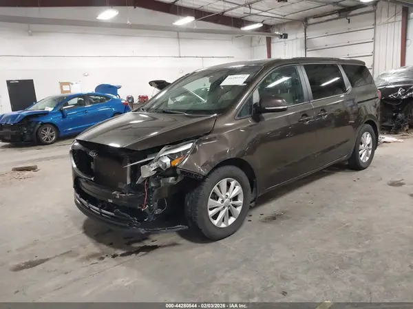 KNDMB5C12J6374783 2018 KIA SEDONA - Image 2