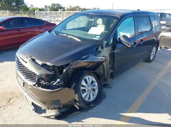 KNDMB5C12J6376307 2018 KIA SEDONA - Image 2