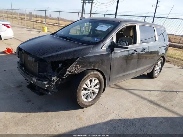 KNDMB5C12J6384570 2018 KIA SEDONA - Image 2