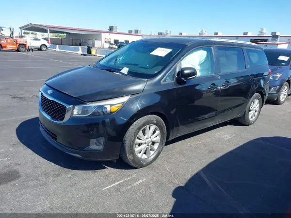 KNDMB5C12J6398632 2018 KIA SEDONA - Image 2