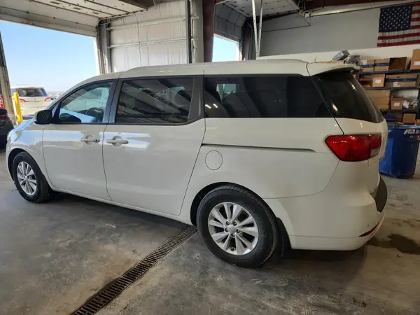 KNDMB5C13G6185505 2016 KIA SEDONA - Image 2