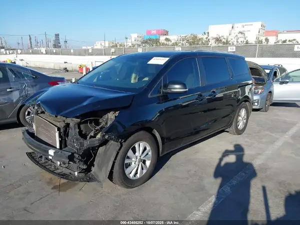 KNDMB5C13G6215005 2016 KIA SEDONA - Image 2