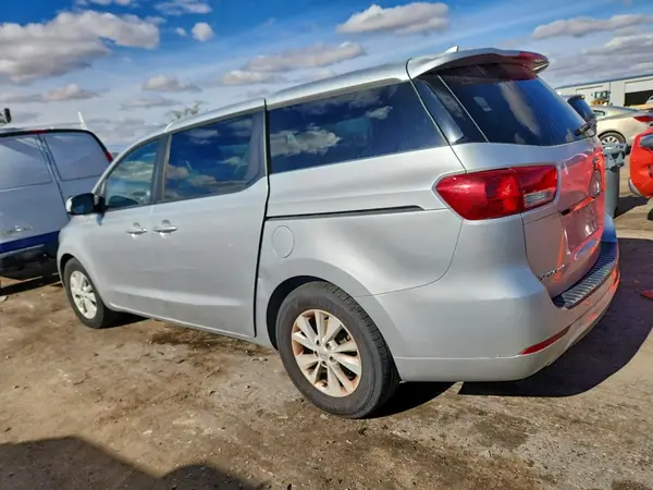 KNDMB5C13H6218360 2017 KIA SEDONA - Image 2