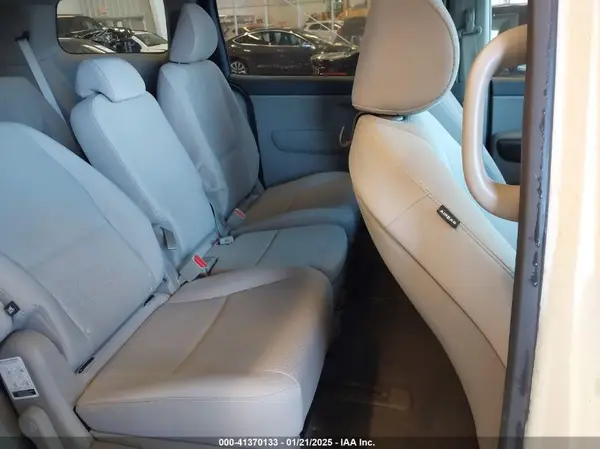 KNDMB5C13H6230881 2017 KIA SEDONA - Image 8