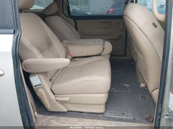 KNDMB5C13H6231948 2017 KIA SEDONA - Image 8