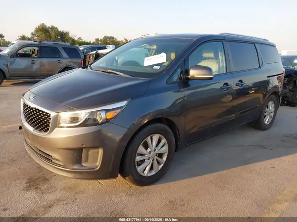 KNDMB5C13H6284388 2017 KIA SEDONA - Image 2