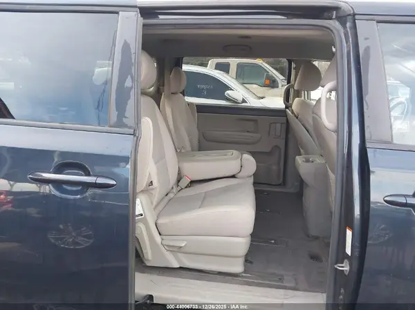 KNDMB5C13H6300900 2017 KIA SEDONA - Image 8
