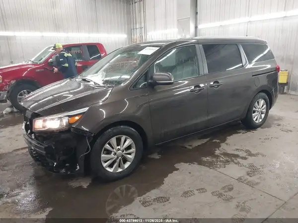 KNDMB5C13H6325909 2017 KIA SEDONA - Image 2