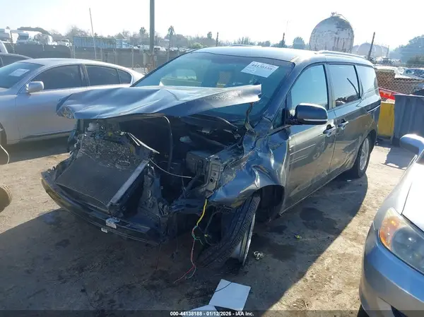 KNDMB5C13H6338305 2017 KIA SEDONA - Image 2