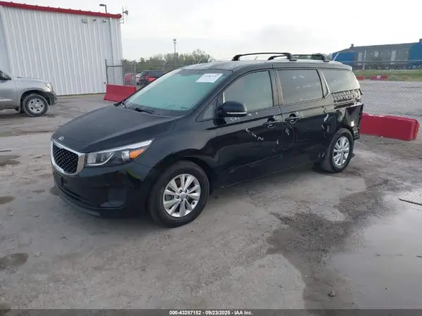 KNDMB5C13H6338949 2017 KIA SEDONA - Image 2