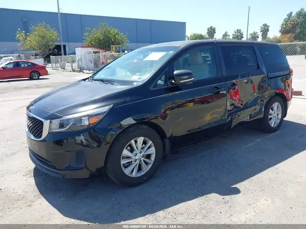 KNDMB5C13J6356387 2018 KIA SEDONA - Image 2